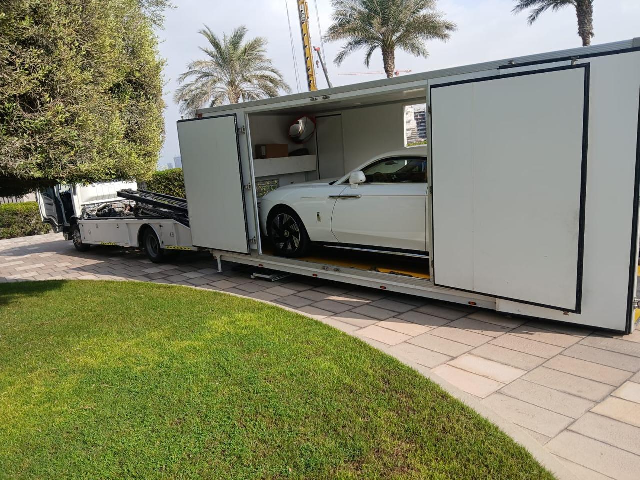 سيارة فاخرة مثبتة داخل مقطورة نقل مغلقة